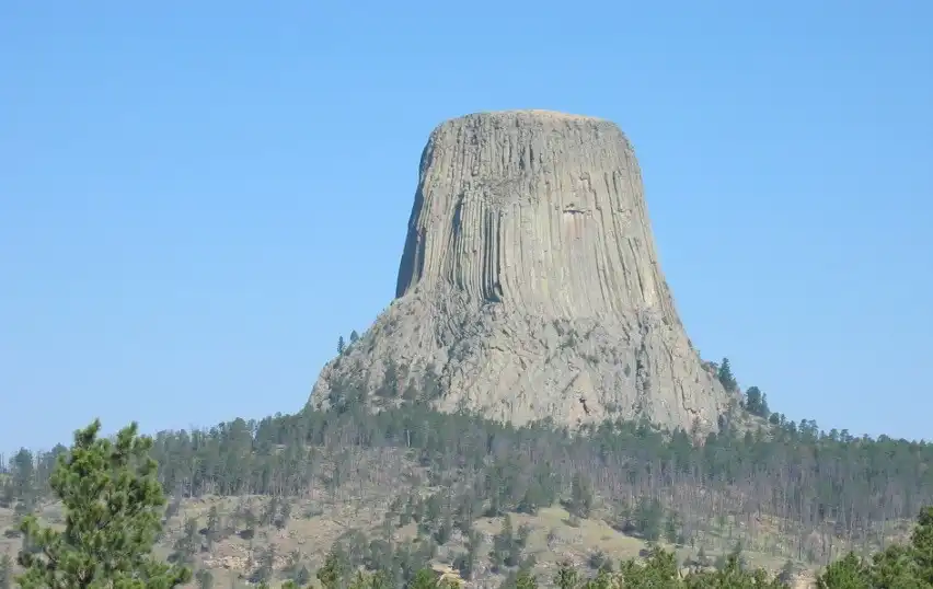 Contoh Bukit Sisa Devils Tower in Wyoming